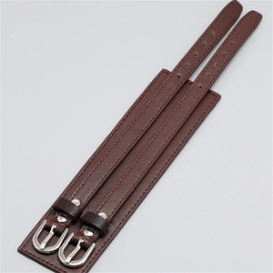 Detailansicht eines dunkelbraunen Punk-Lederarmbands mit Doppel-Schnallen und roten Nähten