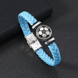 Détail du bracelet de football en cuir avec fermoir en acier et texture tressée