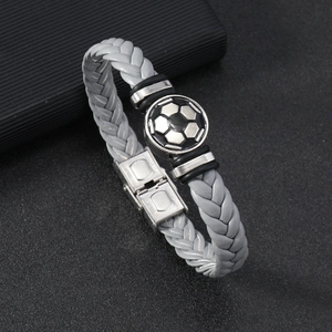 Détail du bracelet en cuir tressé gris avec motif football et fermoir en acier