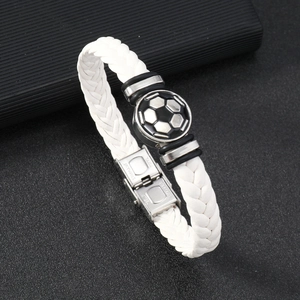 Gros plan d'un bracelet tressé blanc avec motif football et fermoir en acier inoxydable