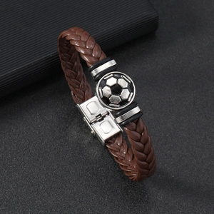 Détail d'un bracelet de football en cuir tressé avec fermoir en acier inoxydable et motif sport
