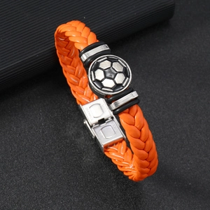 Détail du bracelet en cuir tressé orange avec emblème de football et fermoir en acier