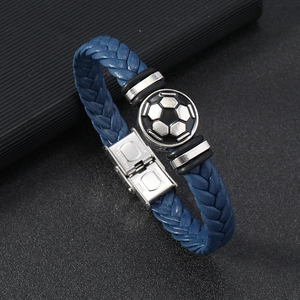 Détail du bracelet en cuir tressé bleu et du fermoir en acier inoxydable pour fan de foot