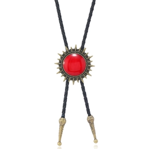 Detail der Vintage-Bolo-Krawatte mit rotem Harzstein und bronzenem Sonnenstrahlrahmen