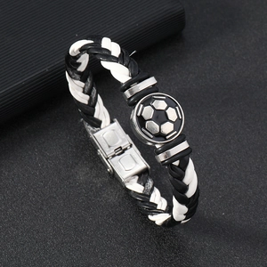 Détail du bracelet en cuir de football avec fermoir en acier inoxydable et gravure en acier