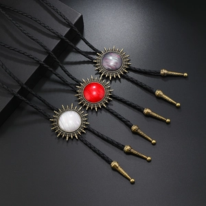 Vintage Bolo Tie Set mit Kunststein-Anhängern und Sonnenstrahl-Metallbasis auf Kordel