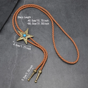 Detalle de corbata bolo western con colgante de estrella de bronce y turquesa azul