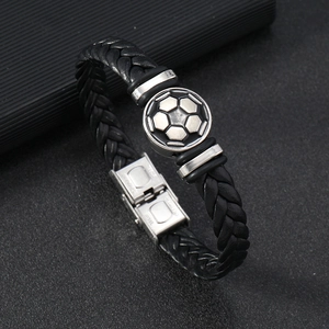 Gros plan d'un bracelet de football en cuir pour homme avec fermoir en acier inoxydable