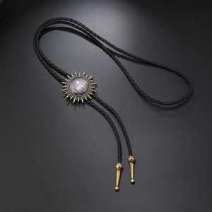 Retro-Bolo-Krawatte mit Bronze-Sonnenanhänger und violettem Marmorstein auf Kordel