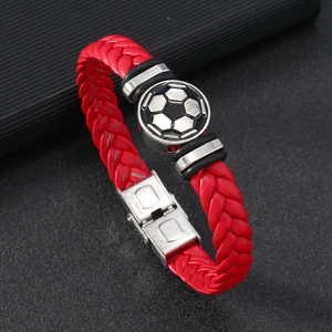 Détail d'un bracelet en cuir tressé rouge avec breloque foot et fermoir acier