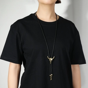 Detail der Vintage Bolo Tie Stierkopf Kette auf schwarzem T-Shirt mit Bronzemetall