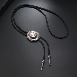 Corbata bolo vaquera vintage con colgante de sombrero de vaquero y cordón de cuero negro