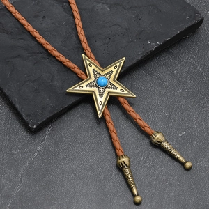 Detalle de corbata bolo vaquera vintage con estrella turquesa y cuero trenzado café