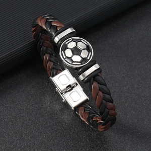 Détail du bracelet en cuir tressé avec breloque football et fermoir en acier