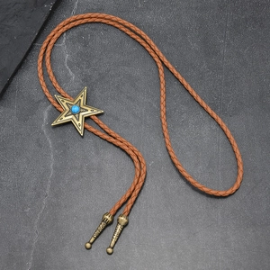 Detalle de la corbata bolo con estrella de bronce vintage y cuenta de turquesa azul