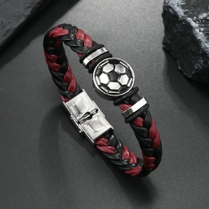 Vue détaillée du bracelet sport avec cuir tressé et ornement de ballon de football