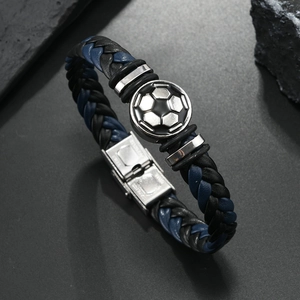 Détail de la boucle en acier inoxydable et du bracelet en cuir tressé pour fan de foot