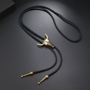 Detail der Bolo-Krawatte mit Bronze-Stierschädel, geflochtenem Leder und Metallspitzen