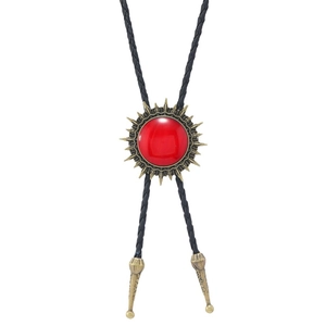 Vintage Western Bolo Tie mit rotem Edelstein und goldener Metallbasis auf schwarzer Kordel