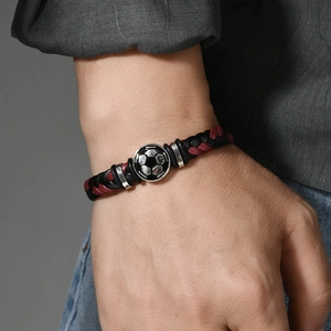 Détail du bracelet de football en cuir tressé porté au poignet pour homme