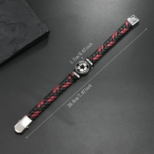 Détail d'un bracelet de football en cuir tressé noir et rouge avec mesures de longueur