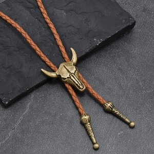 Details von Vintage-Bolo-Krawatte mit Bronze-Stierschädel und geflochtener brauner Lederkordel