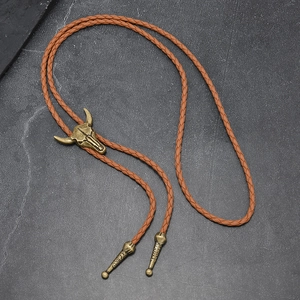Detail der Bolo-Krawatte mit Vintage-Messing-Stierkopf und brauner Lederschnur