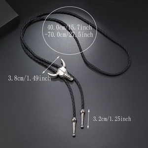 Detailansicht eines Bullenkopf-Bolo-Tie mit Abmessungen der Lederkordel und des Anhängers