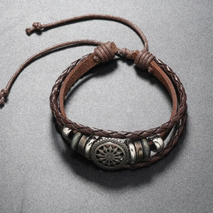 Gros plan d'un bracelet en cuir tressé vintage avec motif tournesol et perles