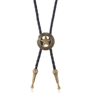 Dettaglio della cravatta bolo vintage con emblema a stella in bronzo e cordino in PU