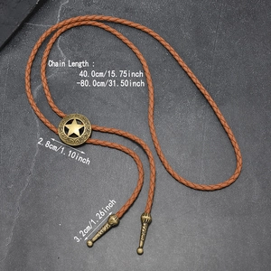 Dettaglio del bolo tie vintage con stella dorata e cordino in pelle intrecciata marrone