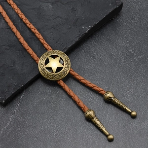 Dettaglio della cravatta bolo vintage con stella a pentagramma e cordino in pelle intrecciata
