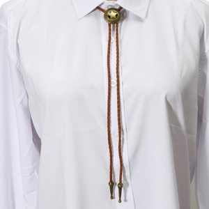 Dettaglio della cravata bolo western con cursore a stella in bronzo su cordoncino marrone