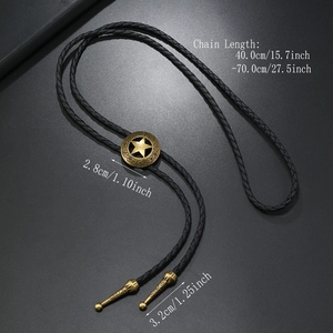 Dettaglio del bolo tie con ciondolo a stella e punte in metallo su cordino in pelle