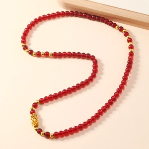 Natürliches rotes Granat-Perlenarmband mit goldenem PiXiu-Anhänger für Damen