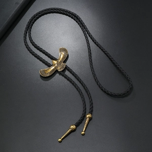 Dettaglio del bolo tie aquila bronzo vintage con pelle PU intrecciata e punte incise