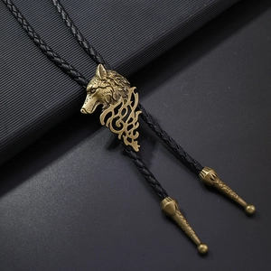 Detalle de corbata Bolo vintage con cabeza de lobo en bronce y cordón de cuero