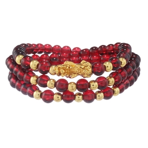 Dreilagiges Armband aus roten Granatperlen mit goldenem PiXiu-Anhänger und Zwischenperlen