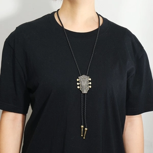Bolo tie chitarra in bronzo vintage con incisione Country Music e laccio in cuoio