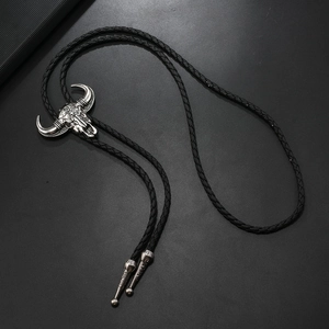 Retro Bullen-Schädel Bolo-Tie mit silbernem Anhänger und schwarzer Kordel für Herren