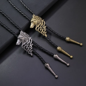 Corbata de bolo vintage con cabeza de lobo en bronce y plata con cordón de cuero negro