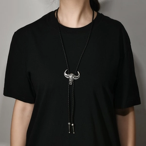 Nahaufnahme von Vintage Bolo Tie mit silbernem Bullenkopf Anhänger und Lederkordel