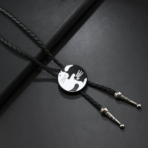 Kreative schwarz-weiße Katzen Yin-Yang-Bolotie mit silbernen Metallspitzen