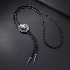 Λεπτομέρεια vintage ασημένιου bolo tie καουμπόικο καπέλο με αστέρι και μαύρο κορδόνι
