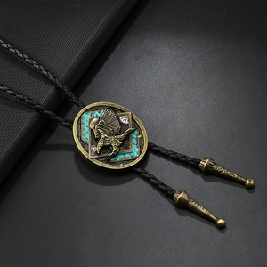 Detailansicht der amerikanischen Western-Bolo-Krawatte mit Adler und Emaille-Schieber