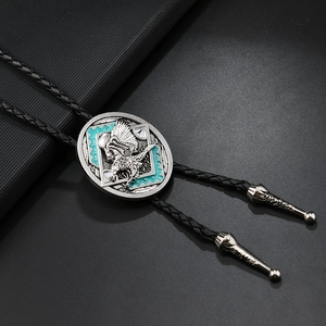 Details einer silbernen Adler-Bolo-Krawatte mit türkisfarbener Emaille auf schwarzem Leder