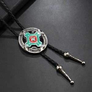 Dettaglio della cravatta Bolo da cowboy con totem in smalto colorato e finitura in metallo inciso