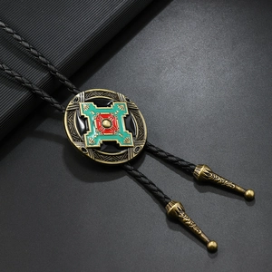 Dettaglio di cravatta bolo western con totem in smalto colorato e punte in bronzo