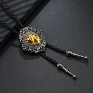 Détail de la cravate bolo avec relief de cheval doré et corde en cuir noir tressé