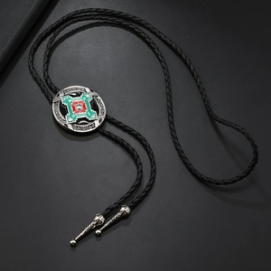 Cravatta Bolo vintage con pendente totem geometrico e cordino in pelle nera intrecciata